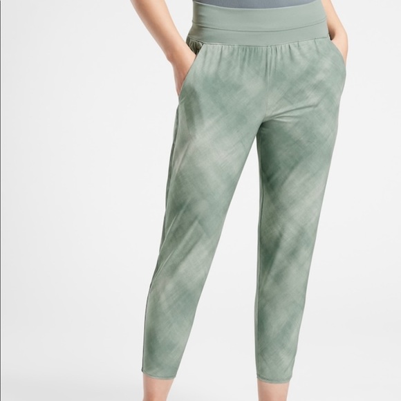 Athleta Pants - NWOT Athleta Nolita Slim Tapered Printed Crop
Pant in size 12.